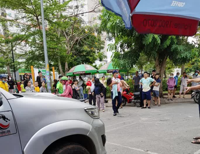 Nữ tài xế đạp nhầm chân ga tông trúng 2 mẹ con đang đứng dưới sân chung cư, hiện trường khiến nhiều người kinh hãi - 5 Nữ tài xế đạp nhầm chân ga tông trúng 2 mẹ con đang đứng dưới sân chung cư, hiện trường khiến nhiều người kinh hãi - 5