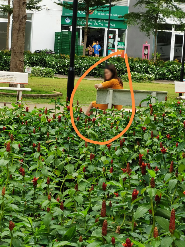 Nữ tài xế đạp nhầm chân ga tông trúng 2 mẹ con đang đứng dưới sân chung cư, hiện trường khiến nhiều người kinh hãi - 3 Nữ tài xế đạp nhầm chân ga tông trúng 2 mẹ con đang đứng dưới sân chung cư, hiện trường khiến nhiều người kinh hãi - 3