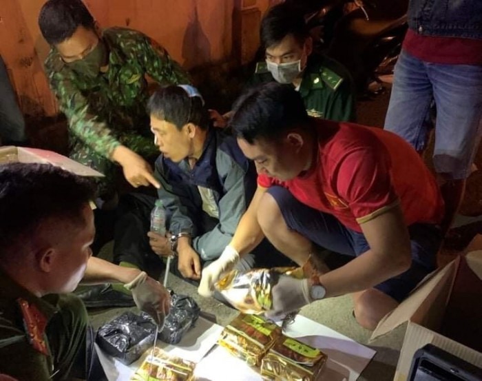 Bắt 'nóng' một mắt xích trong đường dây ma tuý xuyên quốc gia, ngăn chặn kịp thời 11 kg ma tuý suýt tuồn vào TP HCM Bắt 'nóng' một mắt xích trong đường dây ma tuý xuyên quốc gia, ngăn chặn kịp thời 11 kg ma tuý suýt tuồn vào TP HCM