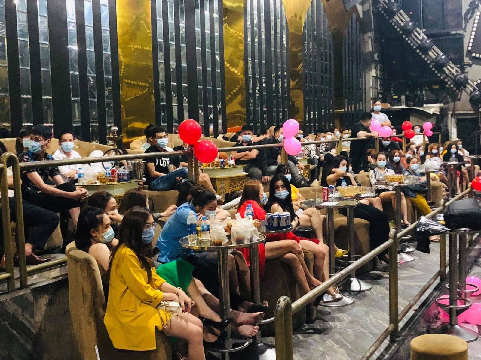 TP HCM: Đột kích quán bar Enjoy, phát hiện trên 100 khách dương tính với ma túy - 1 TP HCM: Đột kích quán bar Enjoy, phát hiện trên 100 khách dương tính với ma túy - 1
