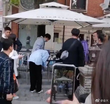 Paparazzi ghi lại cảnh Dương Mịch cúi gập người 90 độ xin lỗi đạo diễn, lý do đằng sau gây tranh cãi - 1 Paparazzi ghi lại cảnh Dương Mịch cúi gập người 90 độ xin lỗi đạo diễn, lý do đằng sau gây tranh cãi - 1