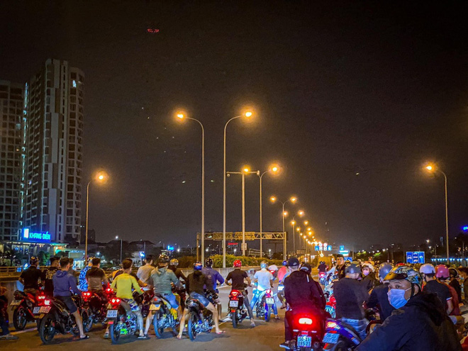 Clip 'quái xế' chặn đường Nguyễn Văn Linh để đua xe giữa ban ngày ở Sài Gòn Clip 'quái xế' chặn đường Nguyễn Văn Linh để đua xe giữa ban ngày ở Sài Gòn