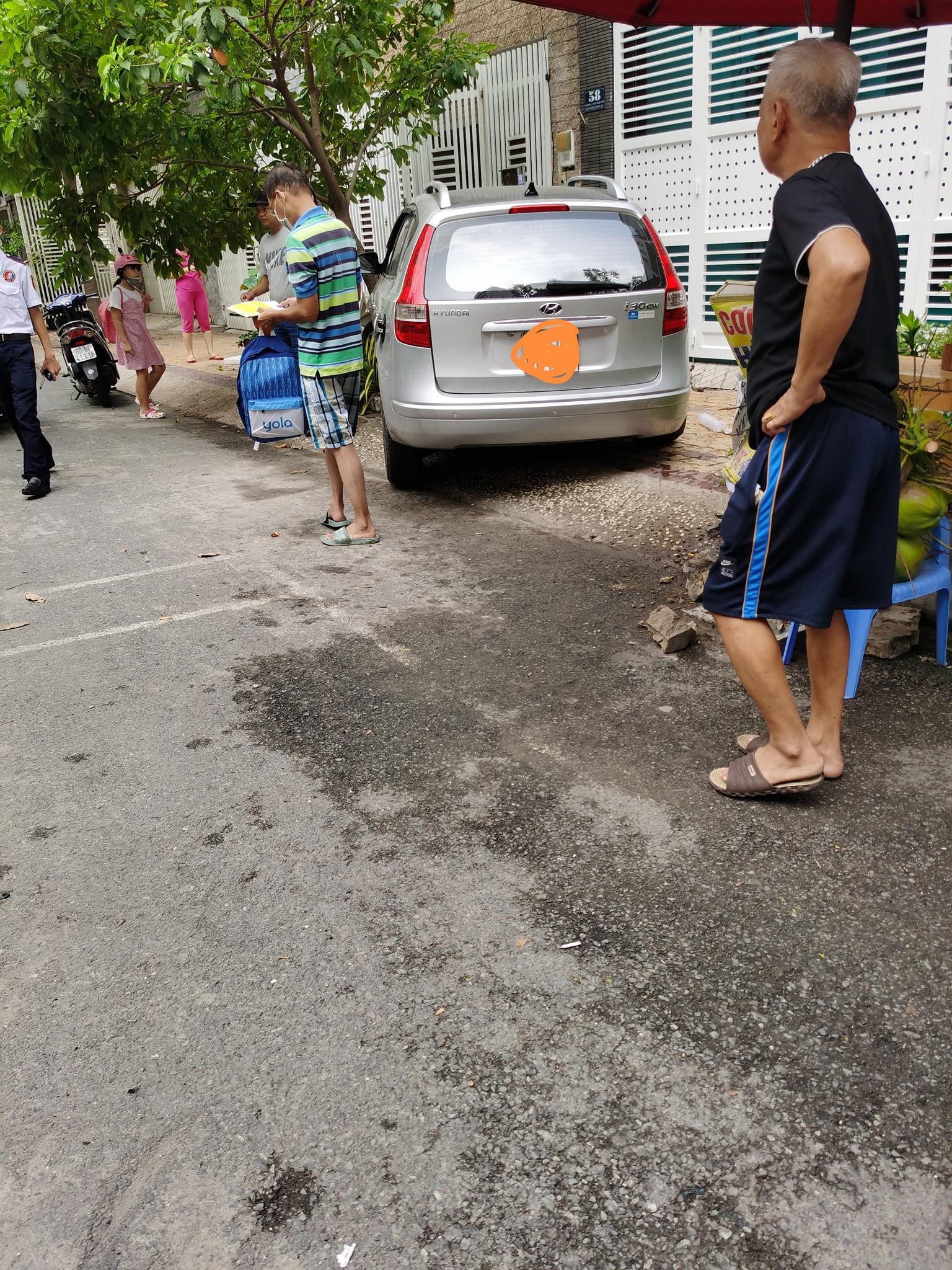 Nữ tài xế đạp nhầm chân ga tông trúng 2 mẹ con đang đứng dưới sân chung cư, hiện trường khiến nhiều người kinh hãi - 2 Nữ tài xế đạp nhầm chân ga tông trúng 2 mẹ con đang đứng dưới sân chung cư, hiện trường khiến nhiều người kinh hãi - 2