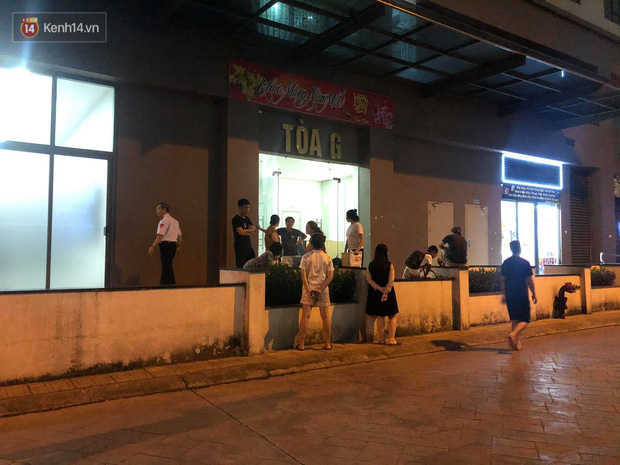 Hà Nội: Bé gái 3 tuổi rơi từ tầng cao chung cư xuống đất tử vong - 2 Hà Nội: Bé gái 3 tuổi rơi từ tầng cao chung cư xuống đất tử vong - 2