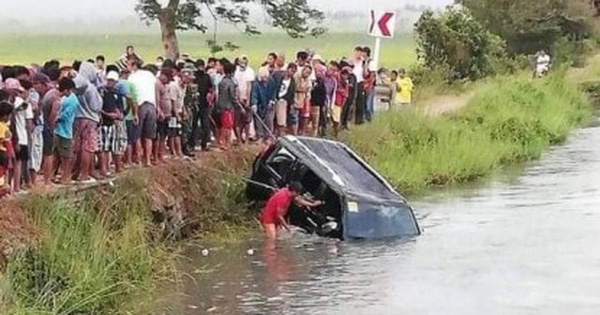 Xe hơi chở 15 người lao xuống kênh, 13 người chết đuối Xe hơi chở 15 người lao xuống kênh, 13 người chết đuối