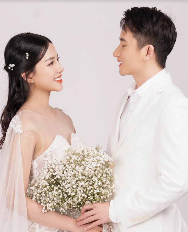Cuối cùng Phan Mạnh Quỳnh đã tung ảnh cưới: Visual cô dâu chiếm spotlight, góc nghiêng của cặp đôi gây sốt - 1 Cuối cùng Phan Mạnh Quỳnh đã tung ảnh cưới: Visual cô dâu chiếm spotlight, góc nghiêng của cặp đôi gây sốt - 1