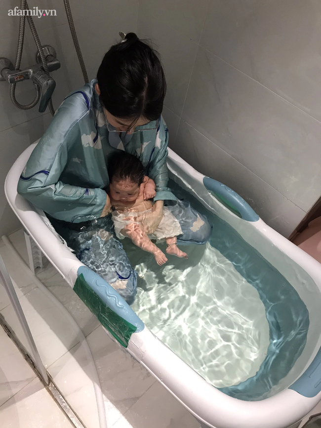 Clip em bé 1 tháng tuổi ở Hà Nội gào khóc khi đi học bơi gây xôn xao cư dân mạng Clip em bé 1 tháng tuổi ở Hà Nội gào khóc khi đi học bơi gây xôn xao cư dân mạng