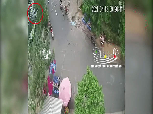 Khoảnh khắc nữ tài xế nghi đạp nhầm chân ga tông trúng 2 mẹ con: Bé gái bị hất văng xa nhiều mét, nằm im bất động Khoảnh khắc nữ tài xế nghi đạp nhầm chân ga tông trúng 2 mẹ con: Bé gái bị hất văng xa nhiều mét, nằm im bất động