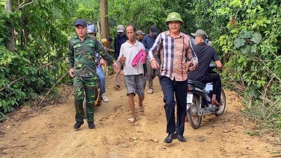 Gần 100 công an cùng người dân vây kín quả đồi, bắt phạm nhân trốn trại giam trong rừng Mò Ó Gần 100 công an cùng người dân vây kín quả đồi, bắt phạm nhân trốn trại giam trong rừng Mò Ó