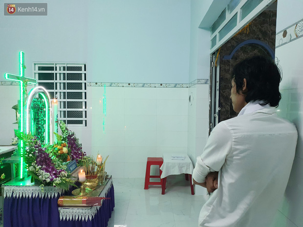 Quặn lòng đám tang bé gái 5 tuổi nghi bị hiếp dâm: 'Nó gọi điện hỏi ba về chưa, giờ ba về mà nó nằm đó lạnh lẽo...' Quặn lòng đám tang bé gái 5 tuổi nghi bị hiếp dâm: 'Nó gọi điện hỏi ba về chưa, giờ ba về mà nó nằm đó lạnh lẽo...'