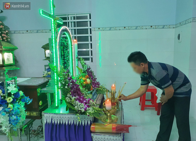 Quặn lòng đám tang bé gái 5 tuổi nghi bị hiếp dâm: 'Nó gọi điện hỏi ba về chưa, giờ ba về mà nó nằm đó lạnh lẽo...' - 2 Quặn lòng đám tang bé gái 5 tuổi nghi bị hiếp dâm: 'Nó gọi điện hỏi ba về chưa, giờ ba về mà nó nằm đó lạnh lẽo...' - 2