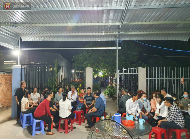 Quặn lòng đám tang bé gái 5 tuổi nghi bị hiếp dâm: 'Nó gọi điện hỏi ba về chưa, giờ ba về mà nó nằm đó lạnh lẽo...' - 4 Quặn lòng đám tang bé gái 5 tuổi nghi bị hiếp dâm: 'Nó gọi điện hỏi ba về chưa, giờ ba về mà nó nằm đó lạnh lẽo...' - 4
