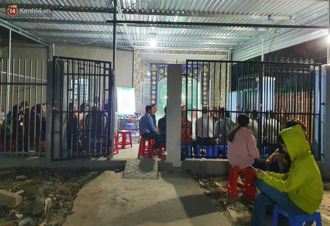 Quặn lòng đám tang bé gái 5 tuổi nghi bị hiếp dâm: 'Nó gọi điện hỏi ba về chưa, giờ ba về mà nó nằm đó lạnh lẽo...' - 12 Quặn lòng đám tang bé gái 5 tuổi nghi bị hiếp dâm: 'Nó gọi điện hỏi ba về chưa, giờ ba về mà nó nằm đó lạnh lẽo...' - 12