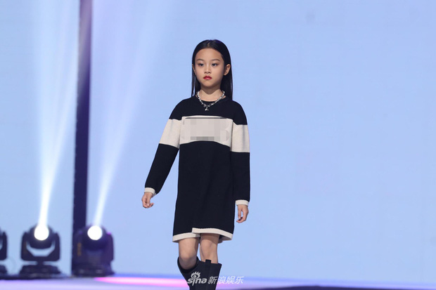 Con gái 9 tuổi của Lý Tiểu Lộ - Giả Nãi Lượng tự tin sải bước trên sàn catwalk, từ ngoại hình đến thần thái đều khiến dân tình bất ngờ Con gái 9 tuổi của Lý Tiểu Lộ - Giả Nãi Lượng tự tin sải bước trên sàn catwalk, từ ngoại hình đến thần thái đều khiến dân tình bất ngờ