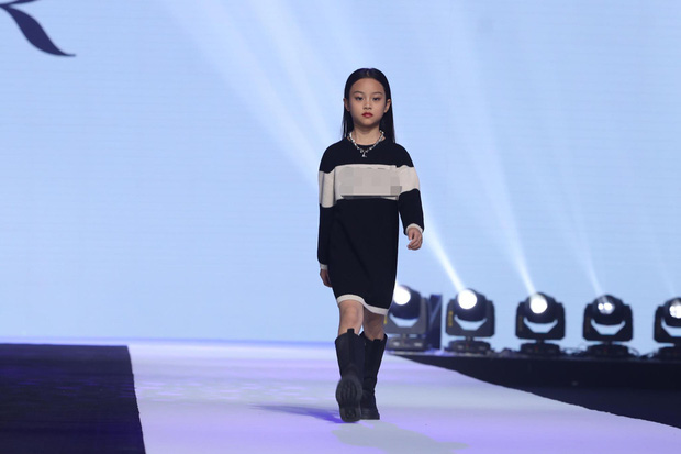 Con gái 9 tuổi của Lý Tiểu Lộ - Giả Nãi Lượng tự tin sải bước trên sàn catwalk, từ ngoại hình đến thần thái đều khiến dân tình bất ngờ - 2 Con gái 9 tuổi của Lý Tiểu Lộ - Giả Nãi Lượng tự tin sải bước trên sàn catwalk, từ ngoại hình đến thần thái đều khiến dân tình bất ngờ - 2