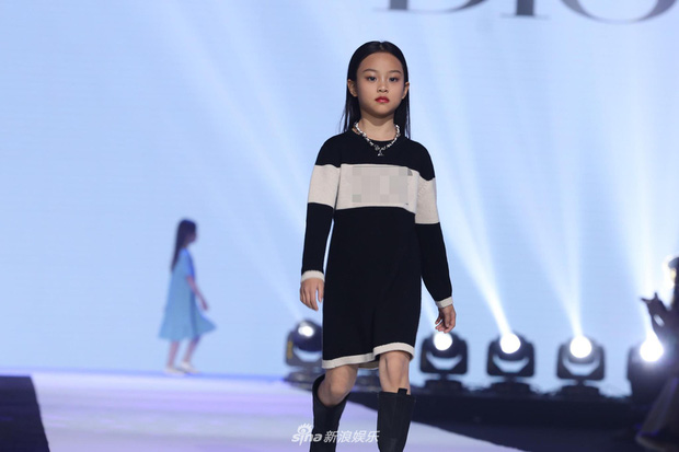 Con gái 9 tuổi của Lý Tiểu Lộ - Giả Nãi Lượng tự tin sải bước trên sàn catwalk, từ ngoại hình đến thần thái đều khiến dân tình bất ngờ - 3 Con gái 9 tuổi của Lý Tiểu Lộ - Giả Nãi Lượng tự tin sải bước trên sàn catwalk, từ ngoại hình đến thần thái đều khiến dân tình bất ngờ - 3