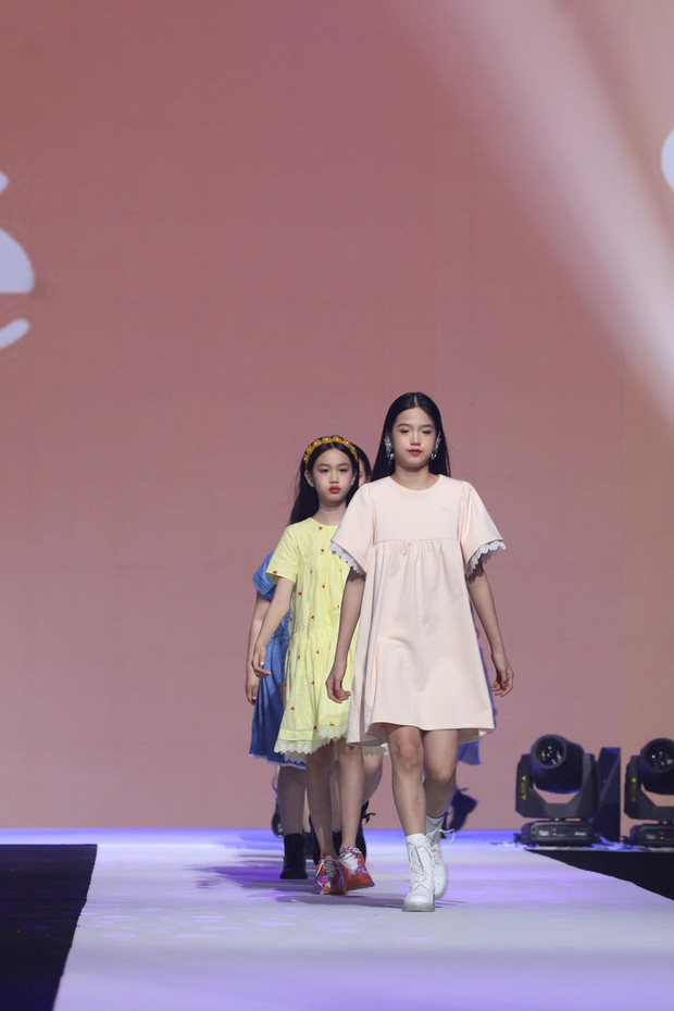 Con gái 9 tuổi của Lý Tiểu Lộ - Giả Nãi Lượng tự tin sải bước trên sàn catwalk, từ ngoại hình đến thần thái đều khiến dân tình bất ngờ - 8 Con gái 9 tuổi của Lý Tiểu Lộ - Giả Nãi Lượng tự tin sải bước trên sàn catwalk, từ ngoại hình đến thần thái đều khiến dân tình bất ngờ - 8