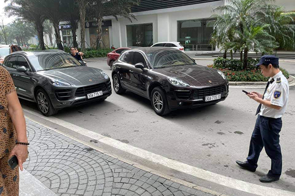 Tạm giữ 2 xe sang Porsche trùng biển số tại Times City Tạm giữ 2 xe sang Porsche trùng biển số tại Times City