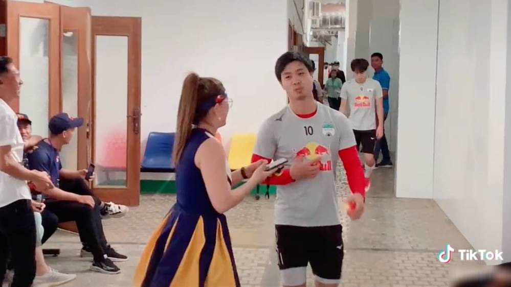 Khoảnh khắc Công Phượng bơ đẹp fangirl, từ chối chụp ảnh khi đang ăn - 1 Khoảnh khắc Công Phượng bơ đẹp fangirl, từ chối chụp ảnh khi đang ăn - 1
