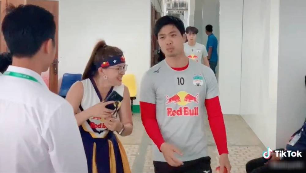 Khoảnh khắc Công Phượng bơ đẹp fangirl, từ chối chụp ảnh khi đang ăn - 2 Khoảnh khắc Công Phượng bơ đẹp fangirl, từ chối chụp ảnh khi đang ăn - 2