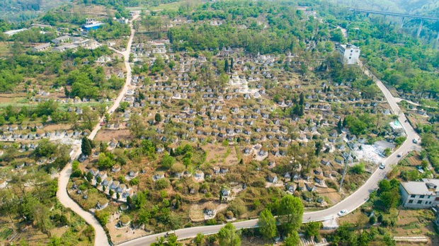 Những 'ngôi mộ người sống' đắt cắt cổ ở Trung Quốc: Người 'không dám chết', kẻ 'chốt đơn' ngay kẻo hết Những 'ngôi mộ người sống' đắt cắt cổ ở Trung Quốc: Người 'không dám chết', kẻ 'chốt đơn' ngay kẻo hết