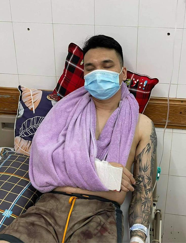 Hình ảnh Khắc Việt bị thương nặng phải cấp cứu ở bệnh viện gây hoang mang Hình ảnh Khắc Việt bị thương nặng phải cấp cứu ở bệnh viện gây hoang mang