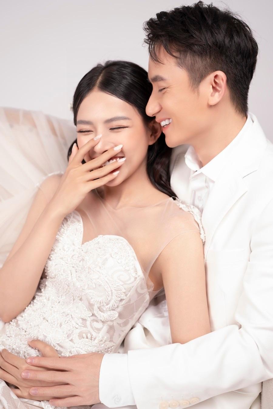 Vợ Phan Mạnh Quỳnh lộ miếng lót ngực khi diện váy cưới: Lỗi vặt vãnh mà rất nhiều cô dâu hay mắc phải Vợ Phan Mạnh Quỳnh lộ miếng lót ngực khi diện váy cưới: Lỗi vặt vãnh mà rất nhiều cô dâu hay mắc phải
