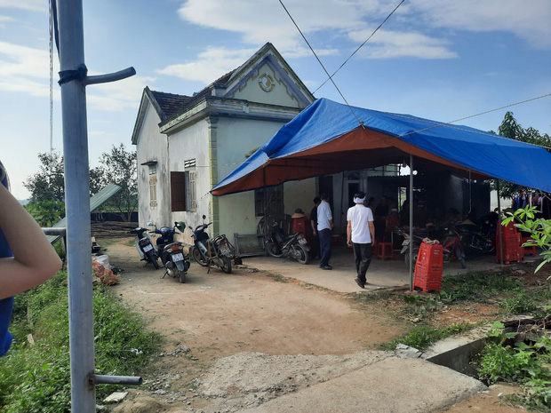 Người cha òa khóc tại sân bay xin đổi vé về với cô con gái đã mất: Sức khỏe của người con sinh đôi còn lại giờ ra sao? - 1 Người cha òa khóc tại sân bay xin đổi vé về với cô con gái đã mất: Sức khỏe của người con sinh đôi còn lại giờ ra sao? - 1