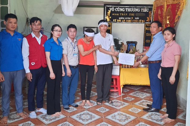 Người cha òa khóc tại sân bay xin đổi vé về với cô con gái đã mất: Sức khỏe của người con sinh đôi còn lại giờ ra sao? Người cha òa khóc tại sân bay xin đổi vé về với cô con gái đã mất: Sức khỏe của người con sinh đôi còn lại giờ ra sao?