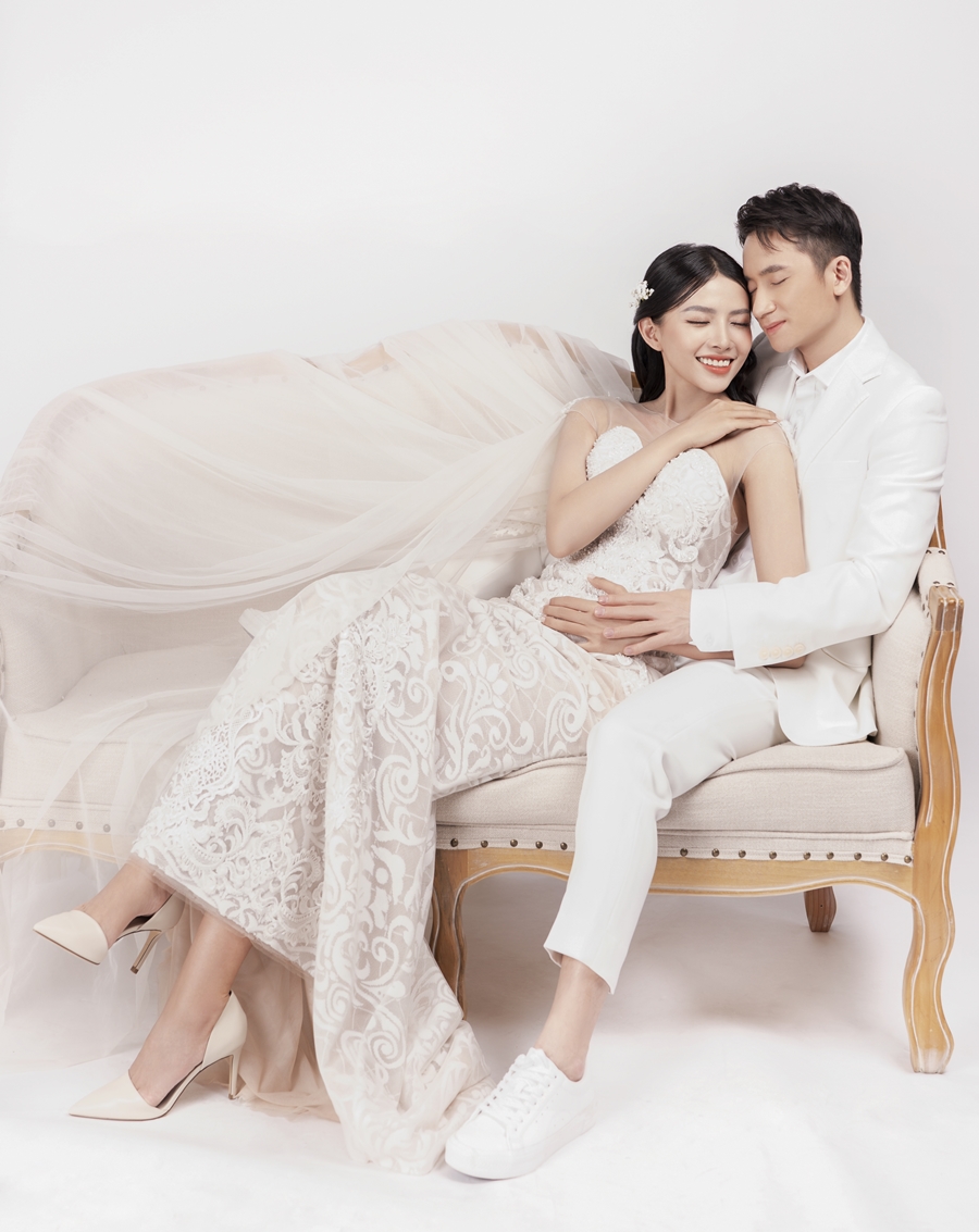 Vợ Phan Mạnh Quỳnh lộ miếng lót ngực khi diện váy cưới: Lỗi vặt vãnh mà rất nhiều cô dâu hay mắc phải - 1 Vợ Phan Mạnh Quỳnh lộ miếng lót ngực khi diện váy cưới: Lỗi vặt vãnh mà rất nhiều cô dâu hay mắc phải - 1