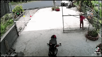Video: Ngủ gật trên đường, tài xế ô tô đâm nát xe máy, hai bố con văng lên vỉa hè thoát chết trong gang tấc Video: Ngủ gật trên đường, tài xế ô tô đâm nát xe máy, hai bố con văng lên vỉa hè thoát chết trong gang tấc