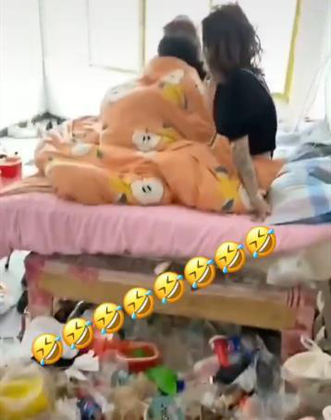 4 nữ sinh ở bẩn đỉnh cao, bị chủ nhà phát hiện còn hỏi vặn lại: 'Nhà tôi thuê rồi, sống sao liên quan gì đến anh?' - 2 4 nữ sinh ở bẩn đỉnh cao, bị chủ nhà phát hiện còn hỏi vặn lại: 'Nhà tôi thuê rồi, sống sao liên quan gì đến anh?' - 2
