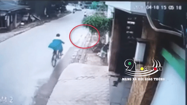 Clip: Khoảnh khắc nữ tài xế lấn làn tông trúng người mẹ đèo con nhỏ 1 tuổi khiến cả 2 tử vong thương tâm Clip: Khoảnh khắc nữ tài xế lấn làn tông trúng người mẹ đèo con nhỏ 1 tuổi khiến cả 2 tử vong thương tâm