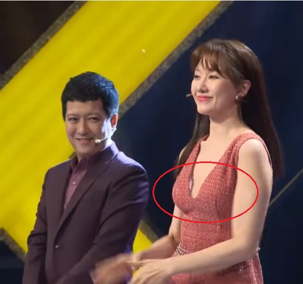 Vợ Phan Mạnh Quỳnh lộ miếng lót ngực khi diện váy cưới: Lỗi vặt vãnh mà rất nhiều cô dâu hay mắc phải - 10 Vợ Phan Mạnh Quỳnh lộ miếng lót ngực khi diện váy cưới: Lỗi vặt vãnh mà rất nhiều cô dâu hay mắc phải - 10
