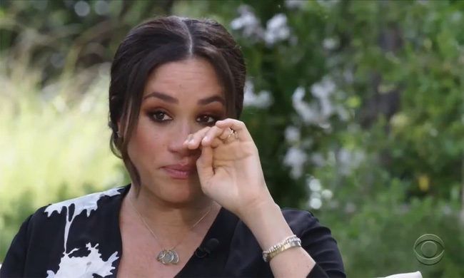 Chuyên gia vạch trần chiêu trò của Meghan Markle khi gửi vòng hoa và thư tay đến tang lễ Hoàng tế Philip: Một mũi tên trúng hai đích! - 2 Chuyên gia vạch trần chiêu trò của Meghan Markle khi gửi vòng hoa và thư tay đến tang lễ Hoàng tế Philip: Một mũi tên trúng hai đích! - 2