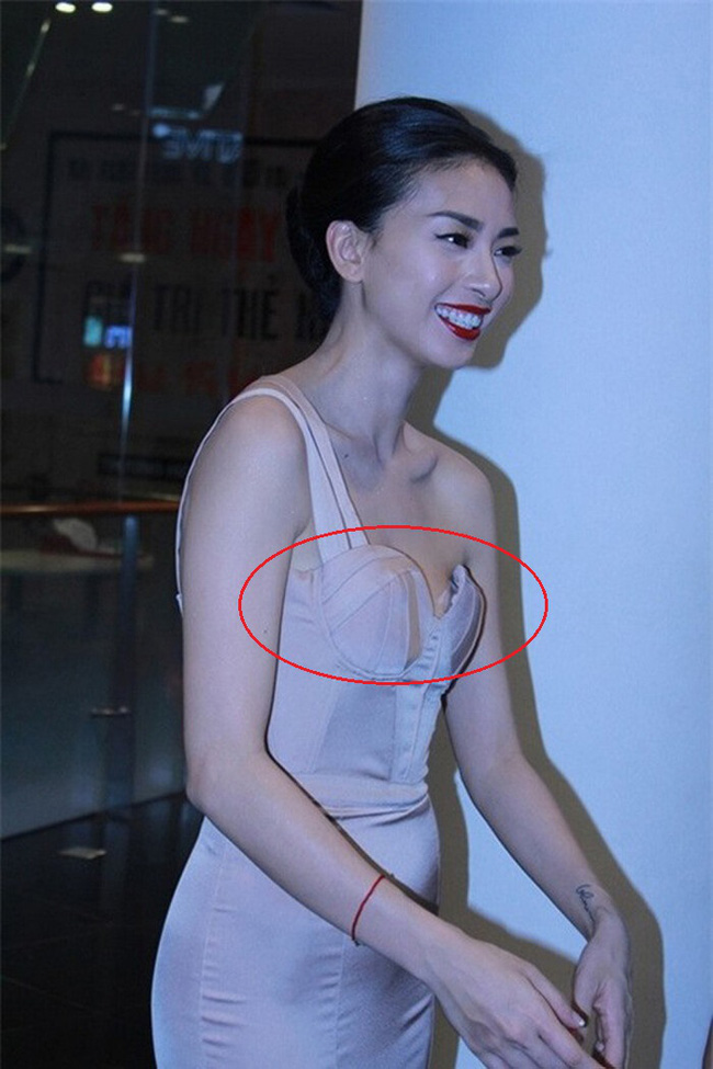 Vợ Phan Mạnh Quỳnh lộ miếng lót ngực khi diện váy cưới: Lỗi vặt vãnh mà rất nhiều cô dâu hay mắc phải - 11 Vợ Phan Mạnh Quỳnh lộ miếng lót ngực khi diện váy cưới: Lỗi vặt vãnh mà rất nhiều cô dâu hay mắc phải - 11