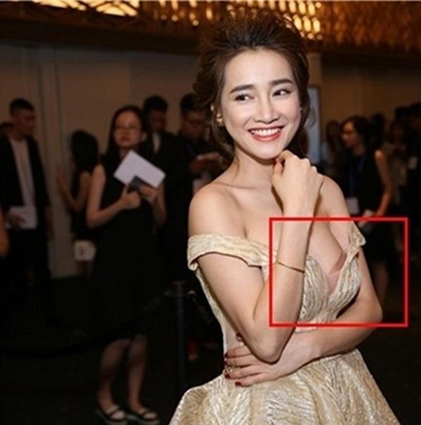 Vợ Phan Mạnh Quỳnh lộ miếng lót ngực khi diện váy cưới: Lỗi vặt vãnh mà rất nhiều cô dâu hay mắc phải - 14 Vợ Phan Mạnh Quỳnh lộ miếng lót ngực khi diện váy cưới: Lỗi vặt vãnh mà rất nhiều cô dâu hay mắc phải - 14