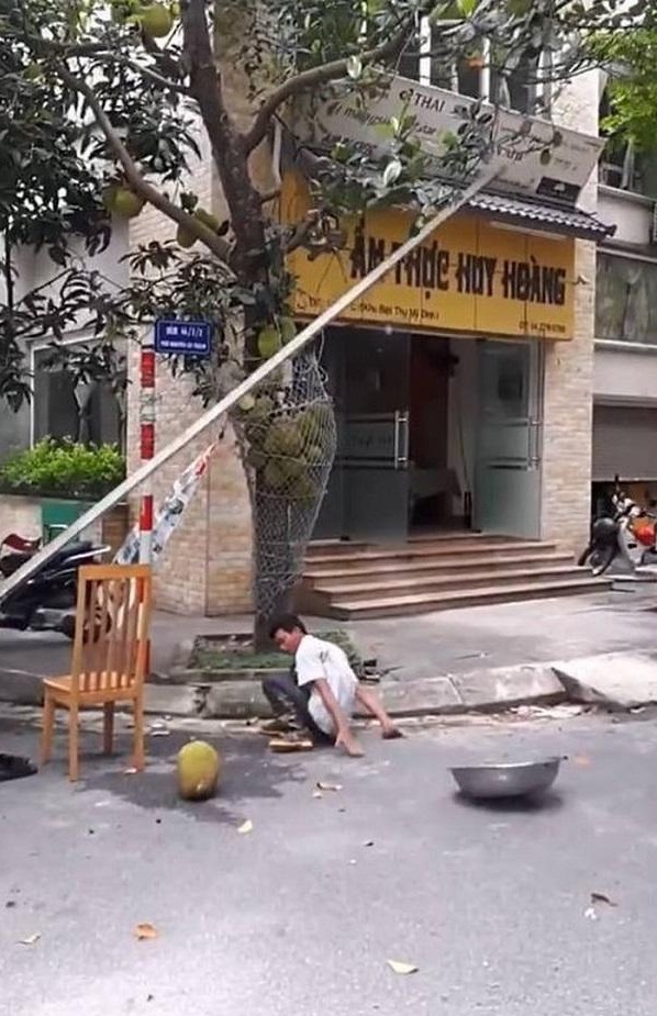 Những pha chọc mít kinh điển 'đi vào lòng đất', dù cẩn thận đến đâu vẫn bị lủng đầu, thủng cả mái nhà - 1 Những pha chọc mít kinh điển 'đi vào lòng đất', dù cẩn thận đến đâu vẫn bị lủng đầu, thủng cả mái nhà - 1
