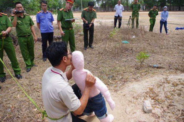 Phẫn nộ những vụ hiếp dâm trẻ em mà thủ phạm chính là 'yêu râu xanh' mang mặt nạ 'người thân' Phẫn nộ những vụ hiếp dâm trẻ em mà thủ phạm chính là 'yêu râu xanh' mang mặt nạ 'người thân'