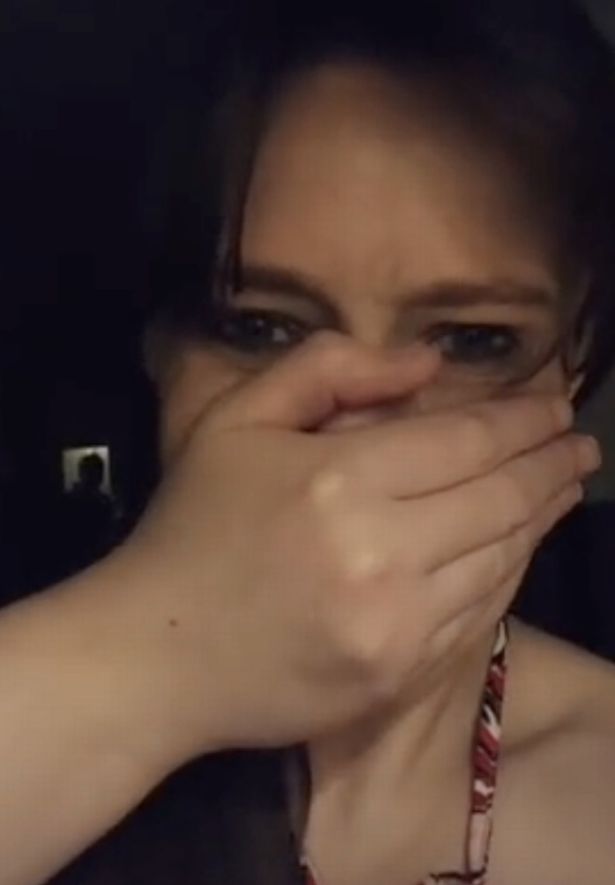 Quay phim đăng TikTok, mẹ trẻ kinh hoàng phát hiện 'bóng ma' xuất hiện trong video Quay phim đăng TikTok, mẹ trẻ kinh hoàng phát hiện 'bóng ma' xuất hiện trong video