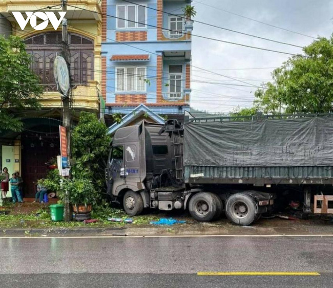 Quảng Ninh: 3 người đang đứng trên vỉa hè bị xe đầu kéo lao lên tông trúng, 1 người tử vong Quảng Ninh: 3 người đang đứng trên vỉa hè bị xe đầu kéo lao lên tông trúng, 1 người tử vong