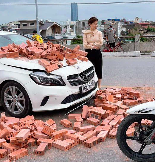 Chủ xe Mercedes bị xích lô chở gạch đâm trúng: 'Tôi làm căng lên để anh ấy rút kinh nghiệm chứ không bắt đền' Chủ xe Mercedes bị xích lô chở gạch đâm trúng: 'Tôi làm căng lên để anh ấy rút kinh nghiệm chứ không bắt đền'