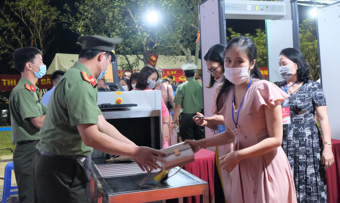 Biển người chen nhau xem bắn pháo hoa Năm Du lịch Quốc gia 2021 - 1 Biển người chen nhau xem bắn pháo hoa Năm Du lịch Quốc gia 2021 - 1