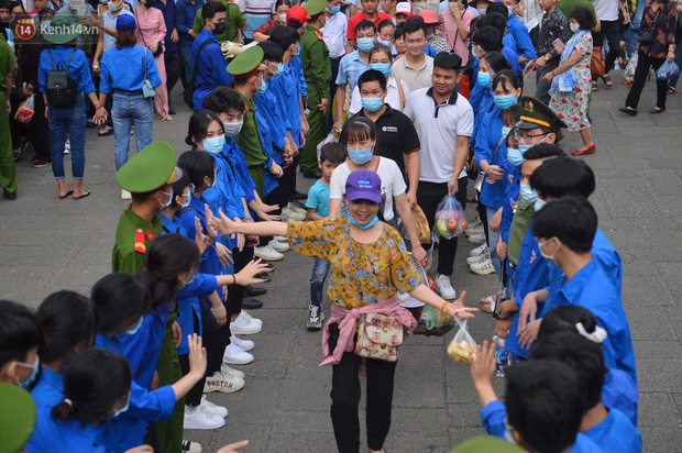 Ảnh: Hàng chục nghìn người chen lấn kinh hoàng tại lễ hội đền Hùng - 2 Ảnh: Hàng chục nghìn người chen lấn kinh hoàng tại lễ hội đền Hùng - 2