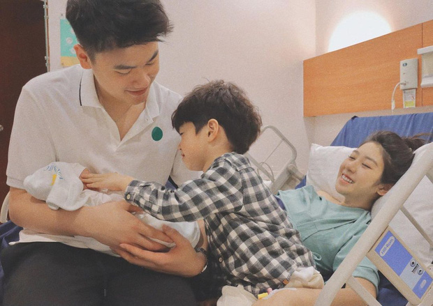 Ai ở cữ tóc tai bù xù xuống sắc chứ Trang Lou thì không, 'mẹ bỉm' 2 con xinh hết phần người khác rồi Ai ở cữ tóc tai bù xù xuống sắc chứ Trang Lou thì không, 'mẹ bỉm' 2 con xinh hết phần người khác rồi