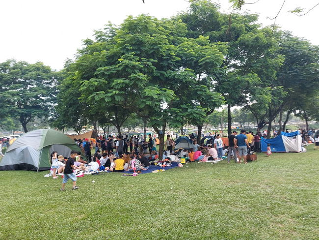 Nghỉ lễ Giỗ tổ, công viên Yên Sở 'vỡ trận' bởi hàng nghìn người dân Thủ đô kéo nhau ra cắm trại Nghỉ lễ Giỗ tổ, công viên Yên Sở 'vỡ trận' bởi hàng nghìn người dân Thủ đô kéo nhau ra cắm trại