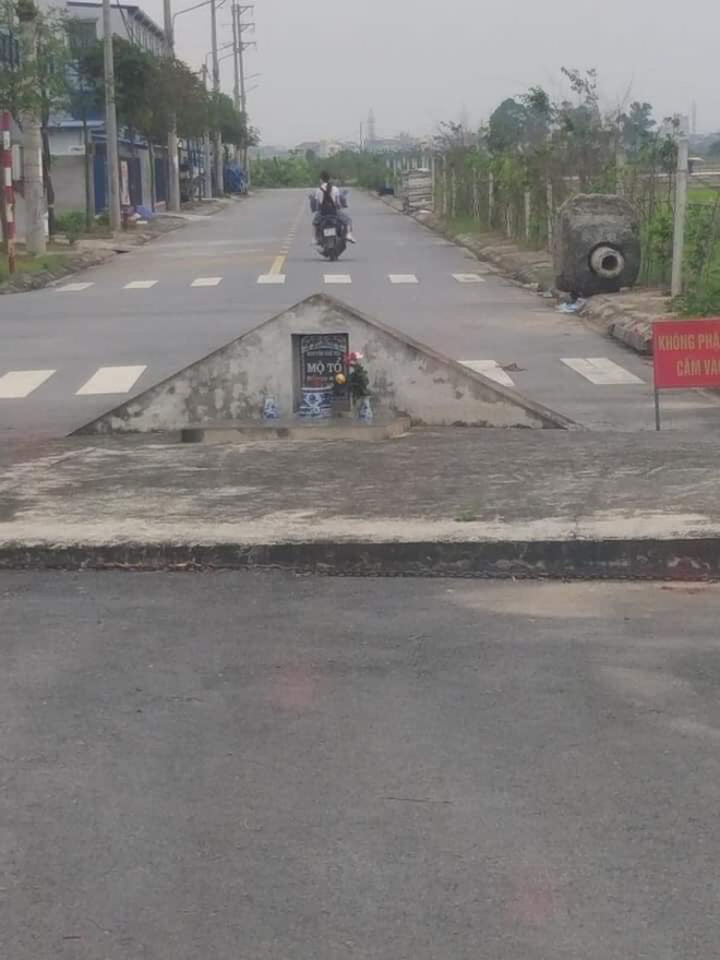 Bia đá 'mọc' lên giữa đường, tới gần nhiều người thất kinh vì dòng chữ trên đó - 1 Bia đá 'mọc' lên giữa đường, tới gần nhiều người thất kinh vì dòng chữ trên đó - 1