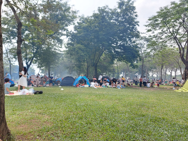 Nghỉ lễ Giỗ tổ, công viên Yên Sở 'vỡ trận' bởi hàng nghìn người dân Thủ đô kéo nhau ra cắm trại - 1 Nghỉ lễ Giỗ tổ, công viên Yên Sở 'vỡ trận' bởi hàng nghìn người dân Thủ đô kéo nhau ra cắm trại - 1