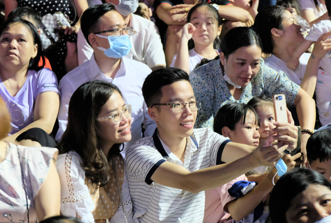 Biển người chen nhau xem bắn pháo hoa Năm Du lịch Quốc gia 2021 - 5 Biển người chen nhau xem bắn pháo hoa Năm Du lịch Quốc gia 2021 - 5