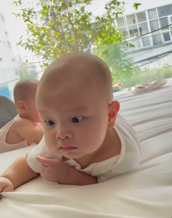 Khoảnh khắc cực hài của cặp sinh đôi nhà Hồ Ngọc Hà: Lisa đòi 'gặm' chân Leon, cậu em trai thì biểu cảm đầy hoang mang thế này - 2 Khoảnh khắc cực hài của cặp sinh đôi nhà Hồ Ngọc Hà: Lisa đòi 'gặm' chân Leon, cậu em trai thì biểu cảm đầy hoang mang thế này - 2